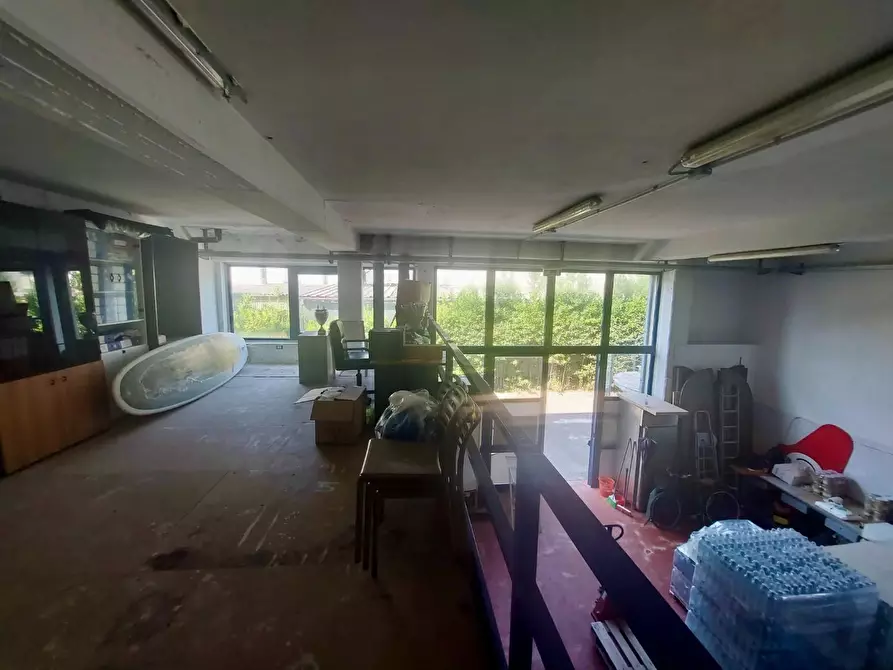 Immagine 10 di Magazzino in vendita  a Camaiore