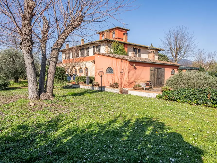 Immagine 2 di Villa in vendita  a Pontedera