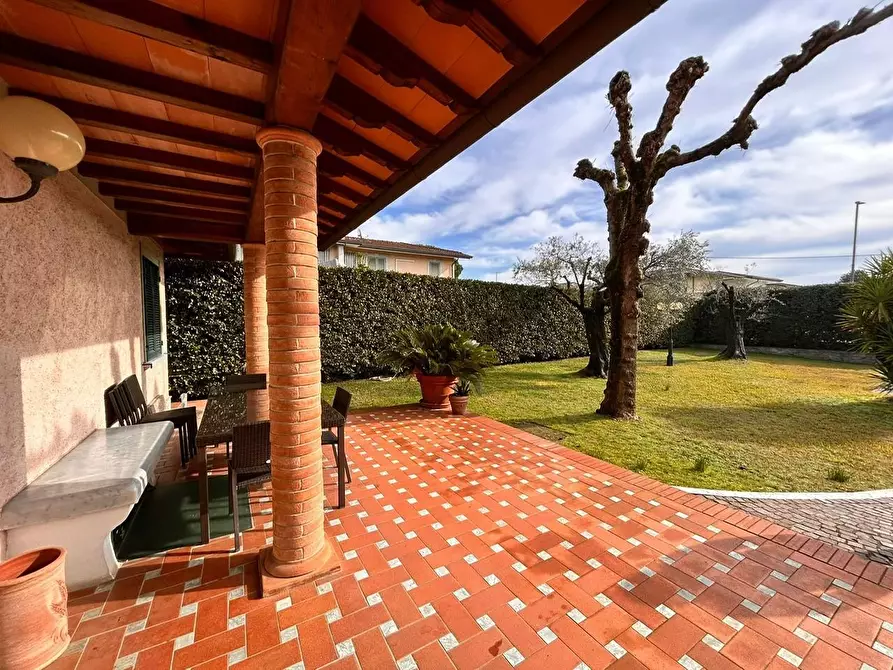 Immagine 2 di Villa in vendita  a Forte Dei Marmi