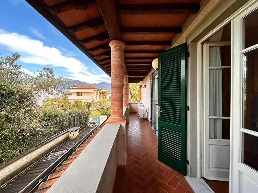 Immagine 3 di Villa in vendita  a Forte Dei Marmi