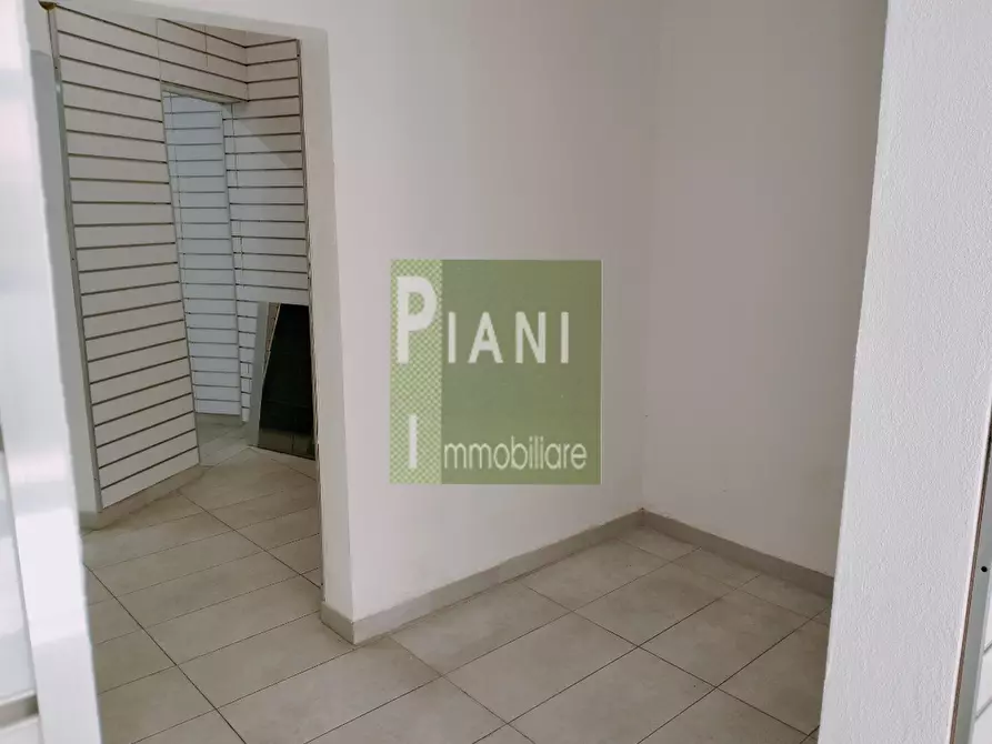 Immagine 6 di Locale commerciale in affitto  a Livorno