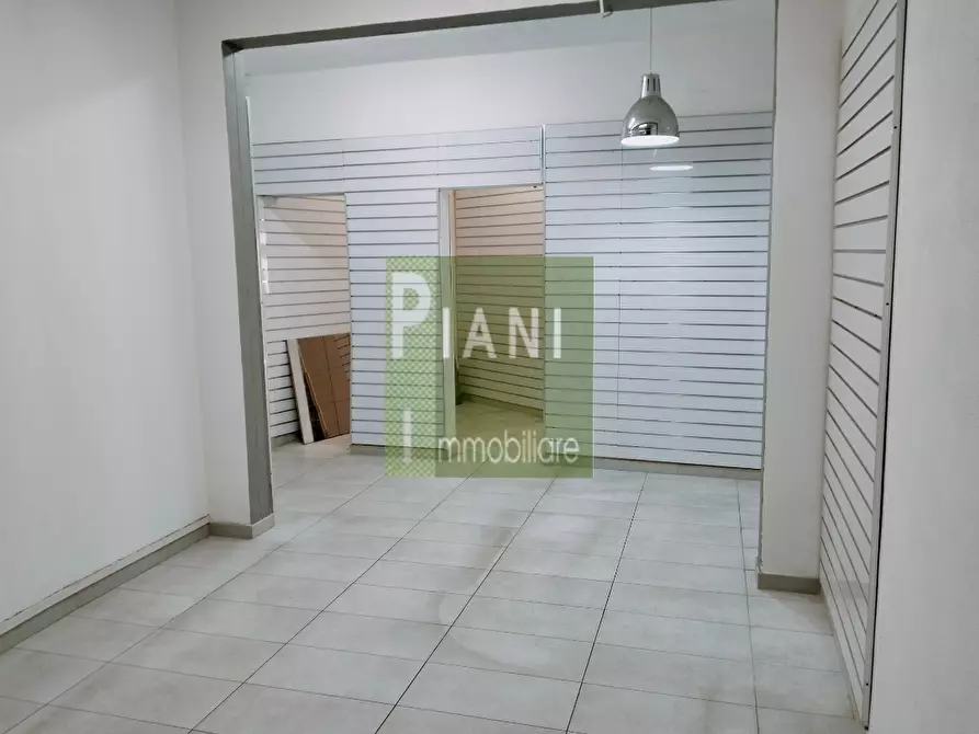 Immagine 1 di Locale commerciale in affitto  a Livorno