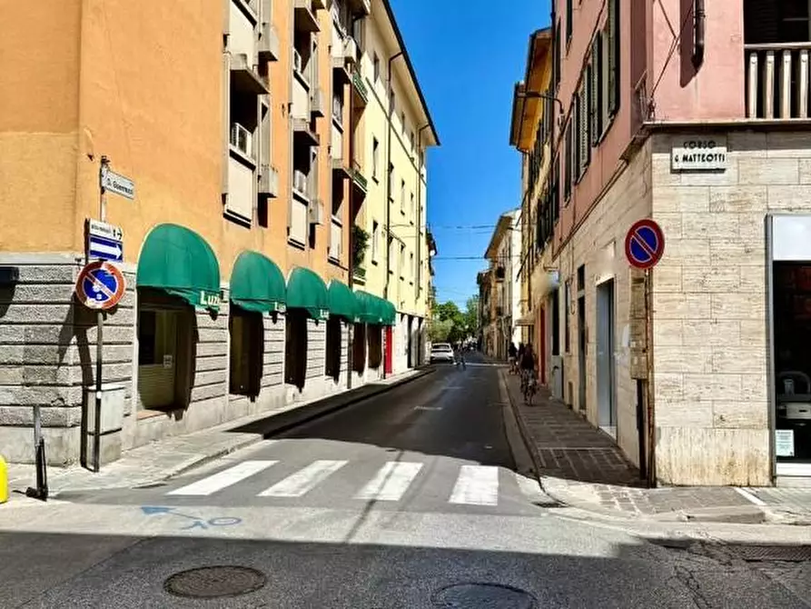 Immagine 1 di Negozio in vendita  a Pontedera