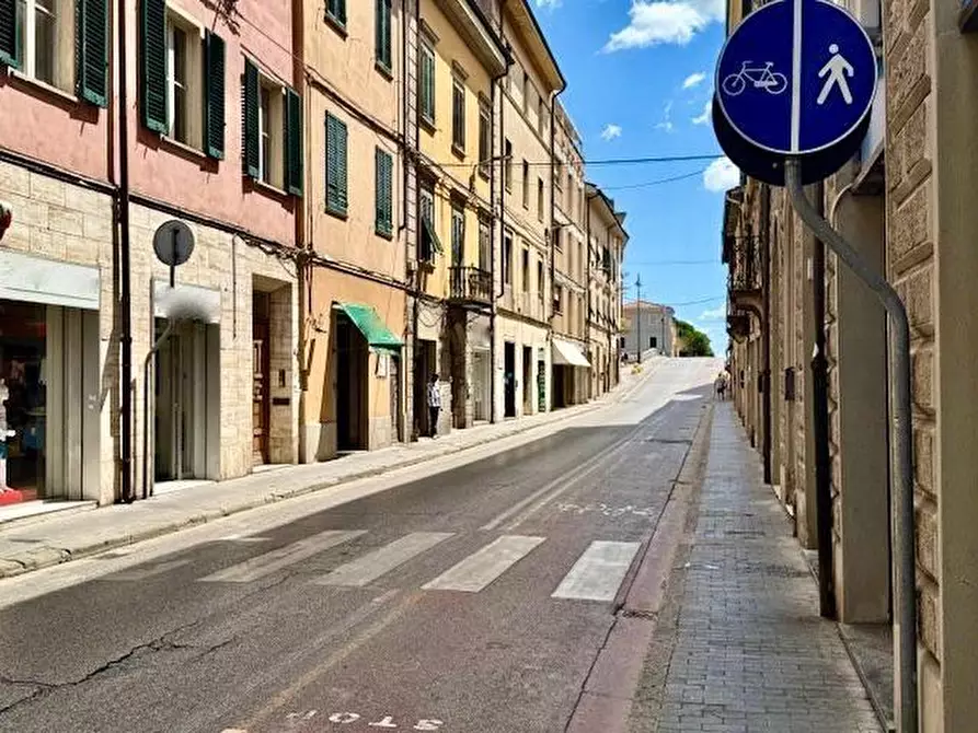 Immagine 1 di Negozio in vendita  a Pontedera