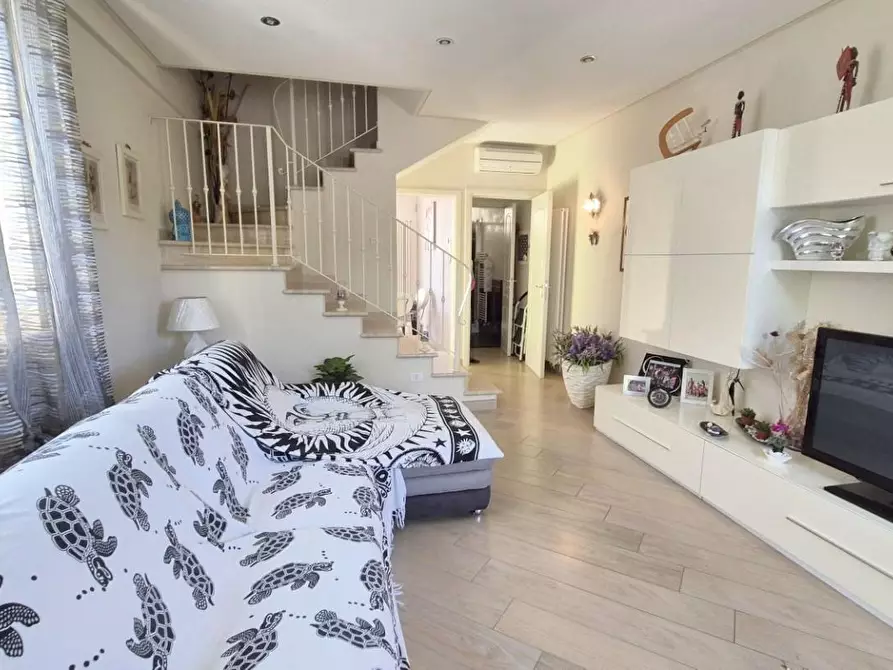 Immagine 9 di Casa trifamiliare in vendita  a Camaiore