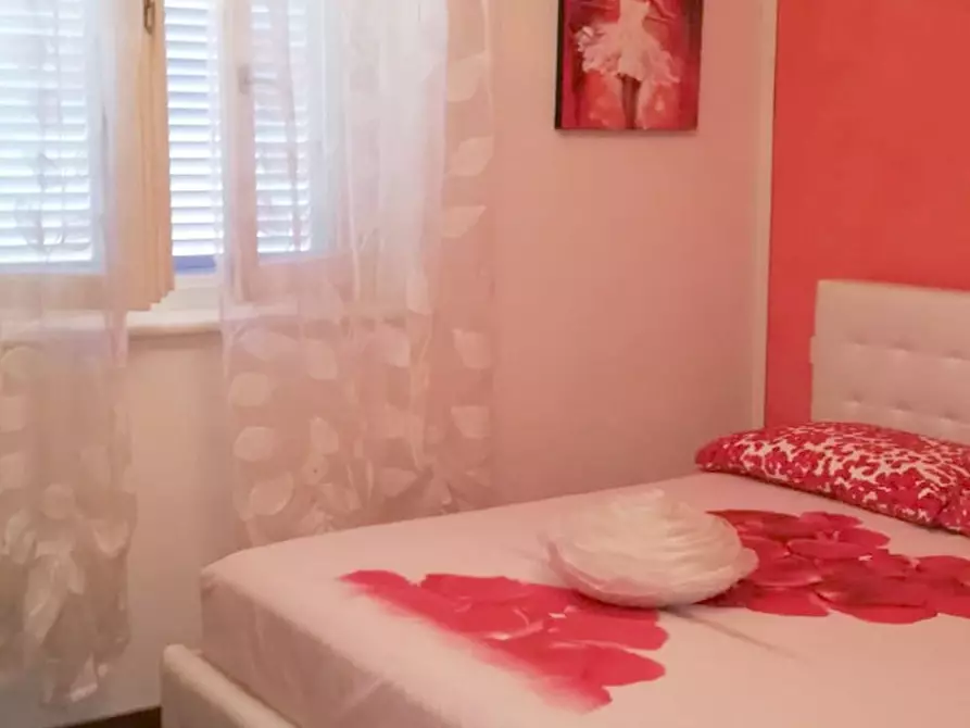 Immagine 51 di Casa trifamiliare in vendita  a Camaiore