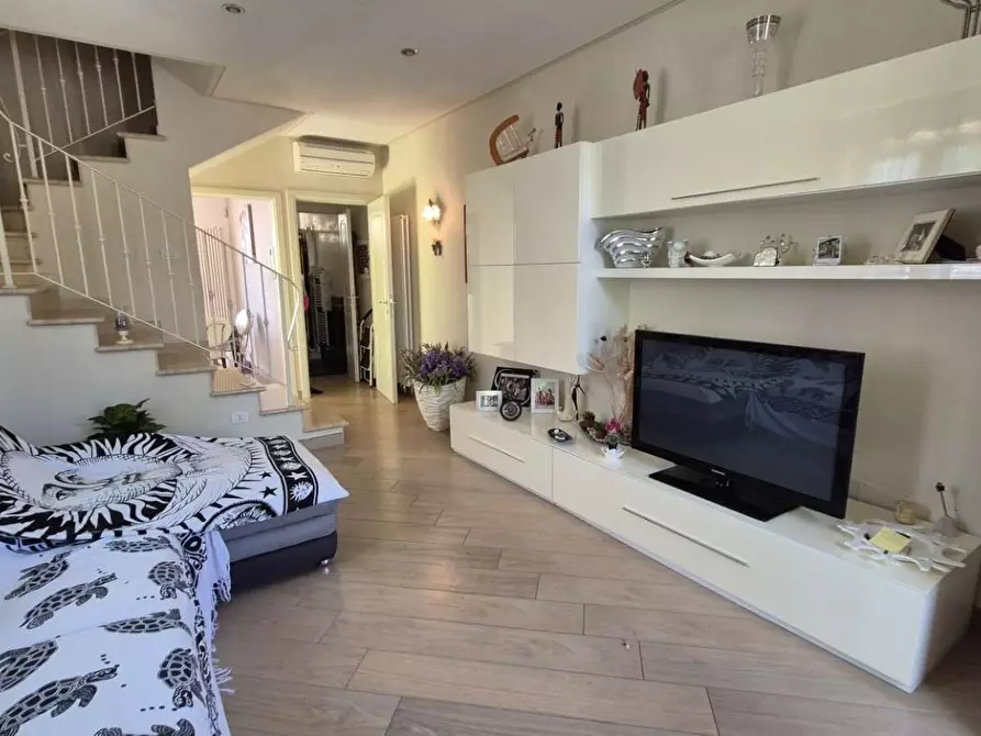 Immagine 10 di Casa trifamiliare in vendita  a Camaiore