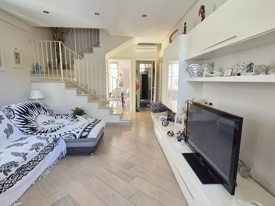 Immagine 7 di Casa trifamiliare in vendita  a Camaiore