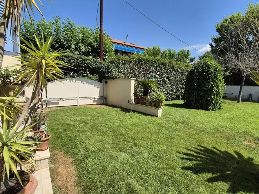 Immagine 1 di Casa trifamiliare in vendita  a Camaiore