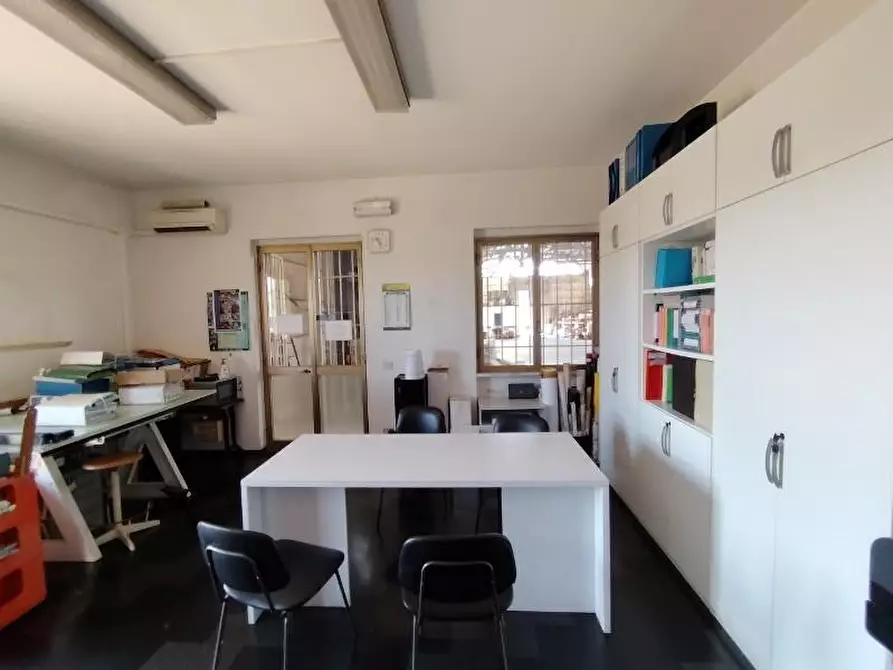 Immagine 4 di Attività artigianale in vendita  a Massa