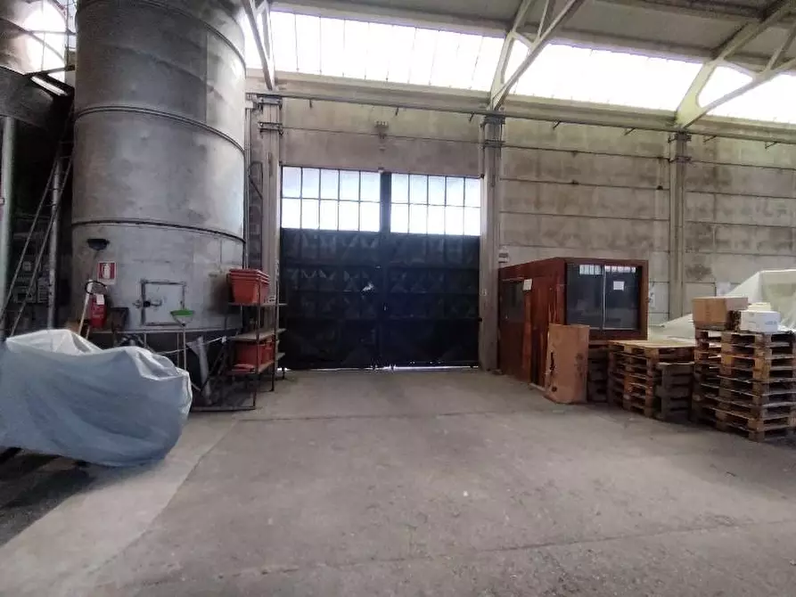 Immagine 3 di Attività artigianale in vendita  a Massa