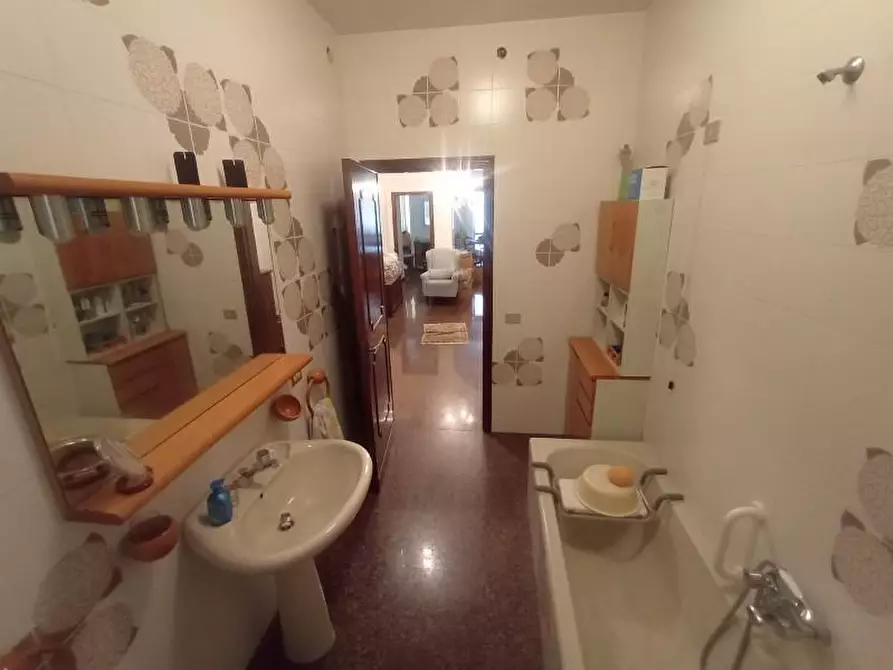 Immagine 14 di Attività artigianale in vendita  a Massa