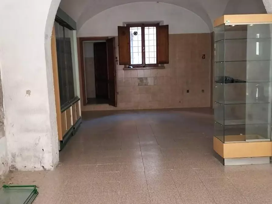 Immagine 2 di Locale commerciale in affitto  a Pontedera