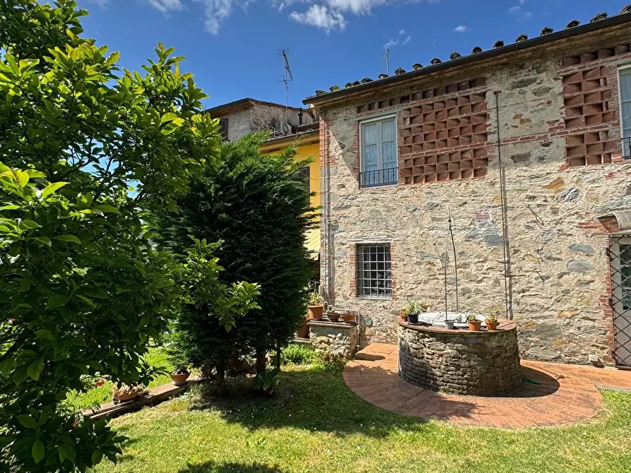 Immagine 51 di Rustico / casale in vendita  a Capannori