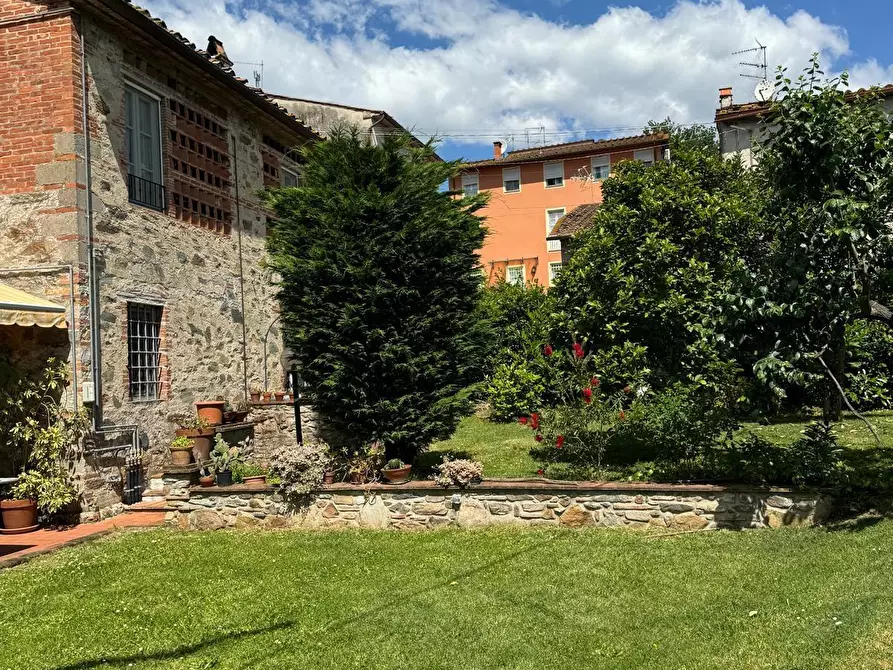 Immagine 49 di Rustico / casale in vendita  a Capannori