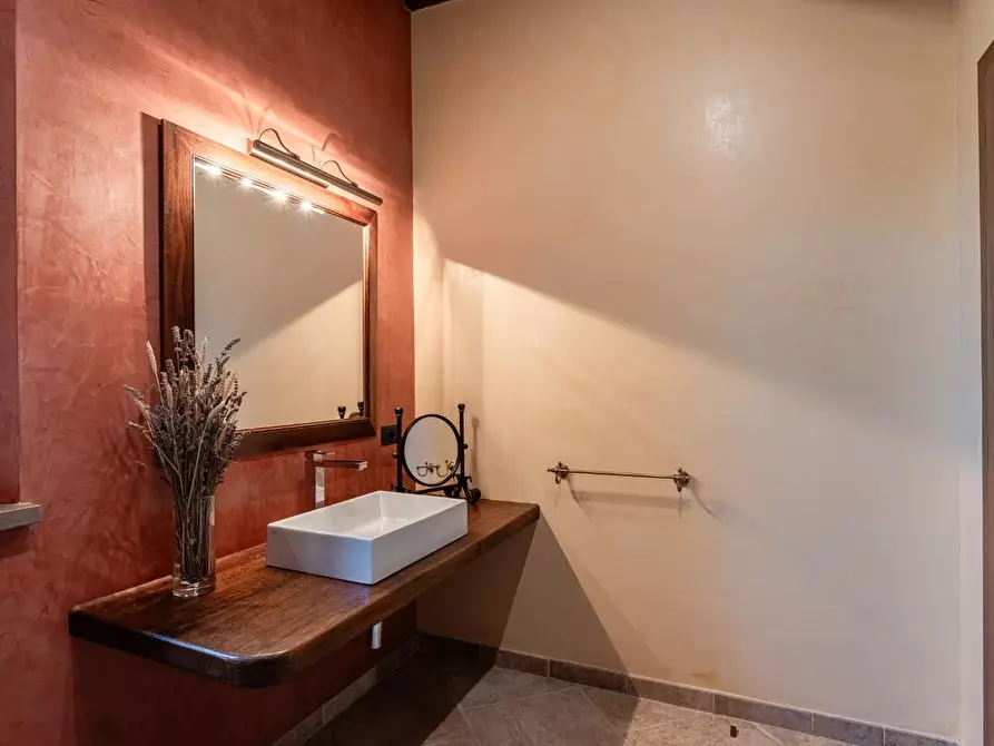 Immagine 18 di Casa colonica in vendita  a Cascina