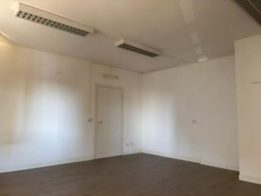 Immagine 12 di Ufficio in affitto  a Guidonia Montecelio