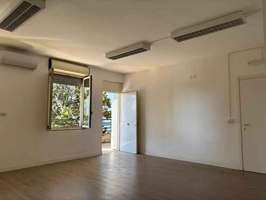 Immagine 9 di Ufficio in affitto  a Guidonia Montecelio