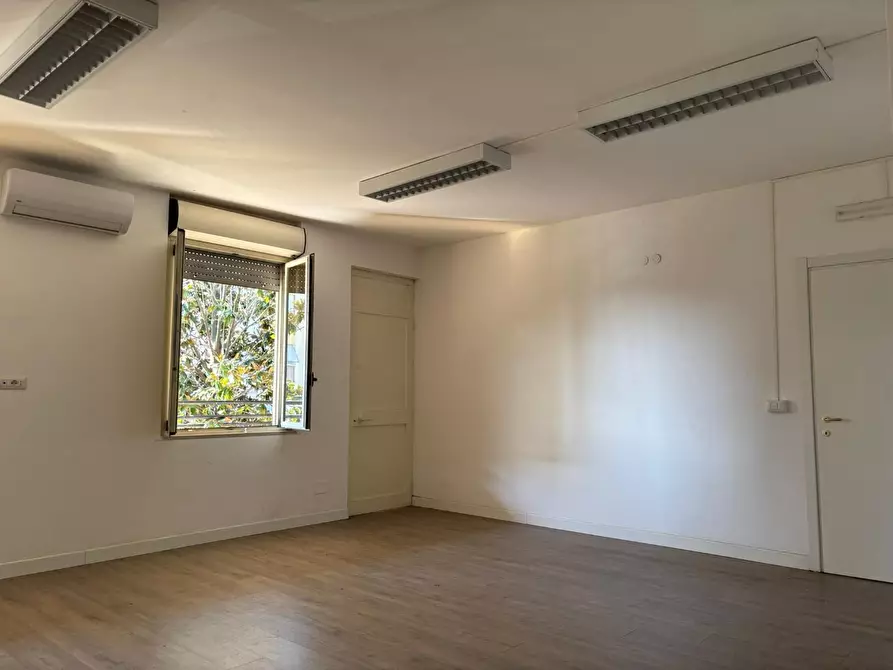 Immagine 11 di Ufficio in affitto  a Guidonia Montecelio