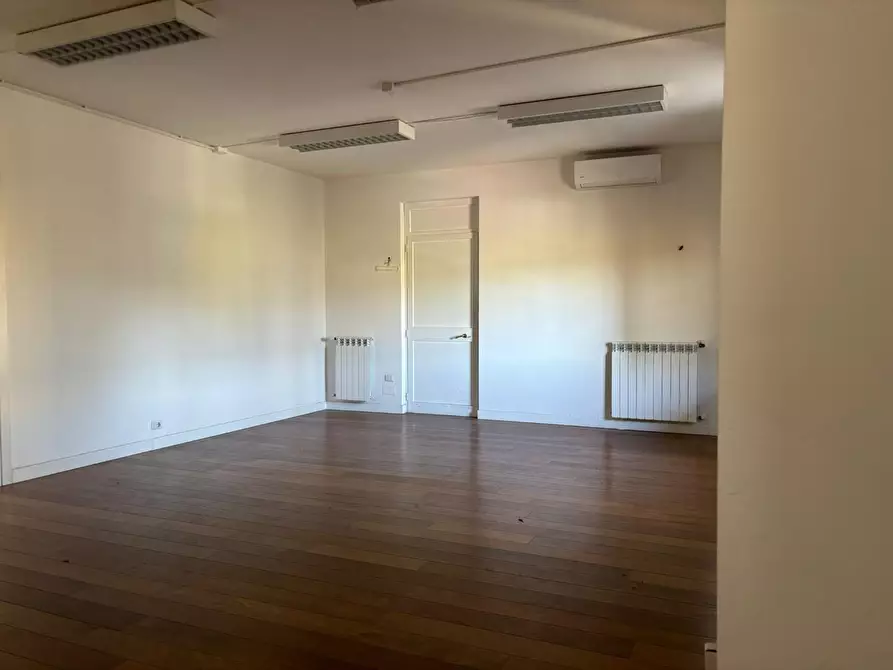 Immagine 10 di Ufficio in affitto  a Guidonia Montecelio