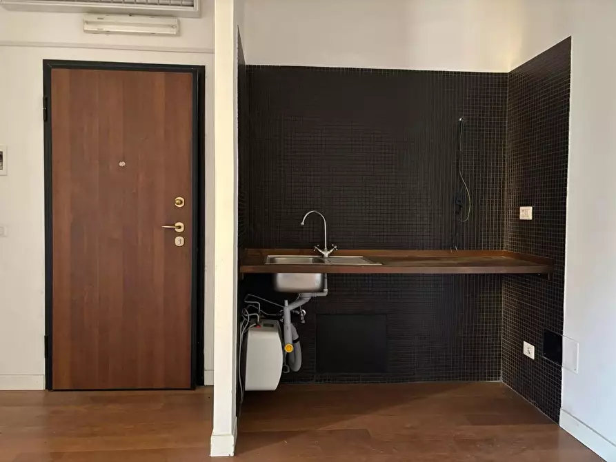 Immagine 2 di Ufficio in affitto  a Guidonia Montecelio