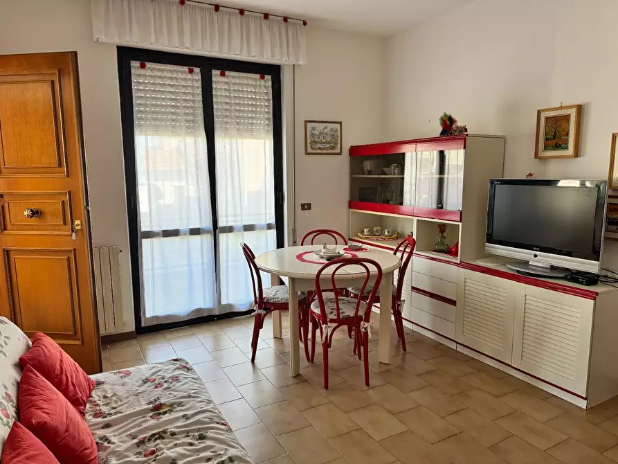 Immagine 2 di Appartamento in vendita  a Viareggio