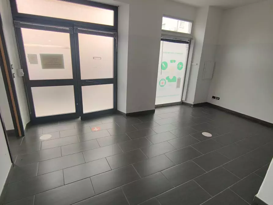 Immagine 11 di Negozio in vendita  a Sestri Levante