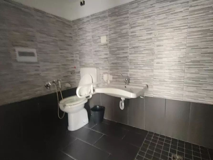 Immagine 14 di Negozio in vendita  a Sestri Levante