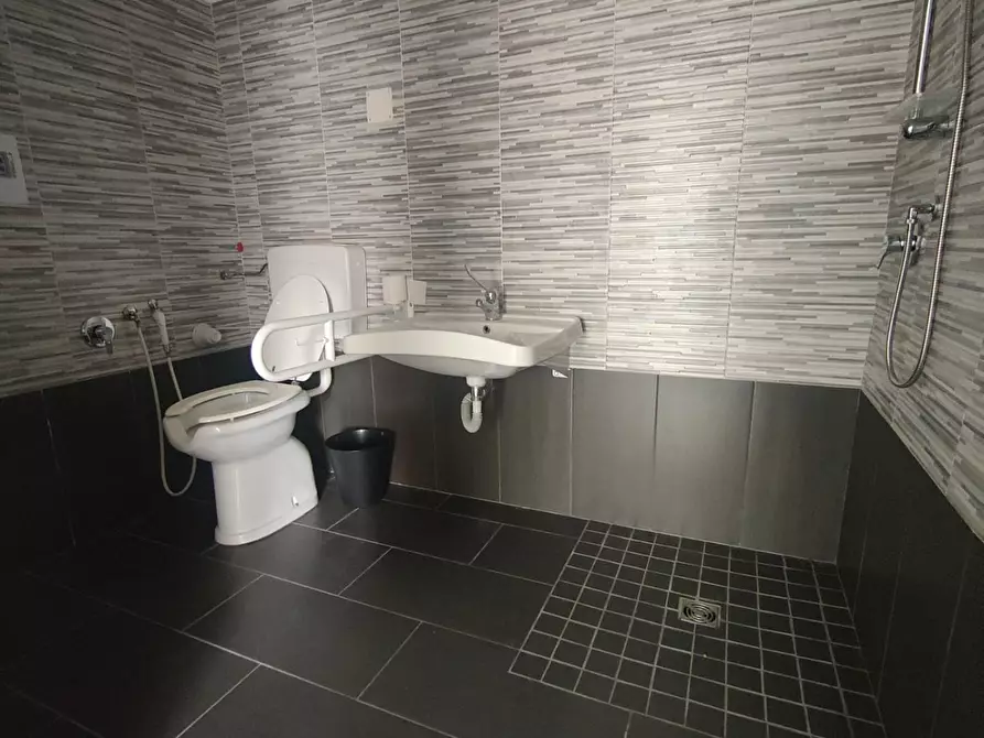 Immagine 12 di Negozio in vendita  a Sestri Levante