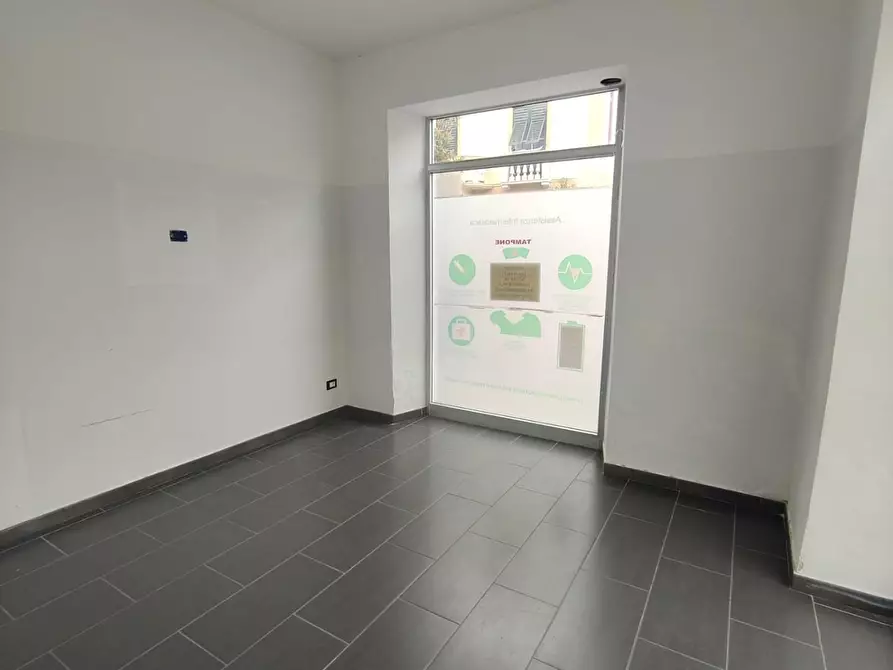 Immagine 10 di Negozio in vendita  a Sestri Levante
