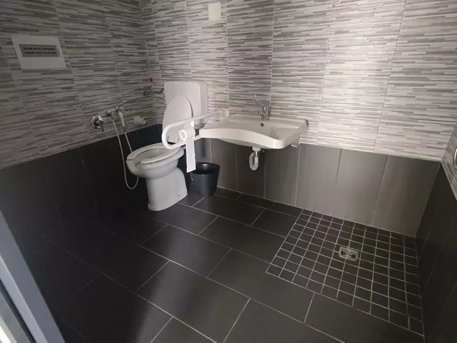 Immagine 13 di Negozio in vendita  a Sestri Levante