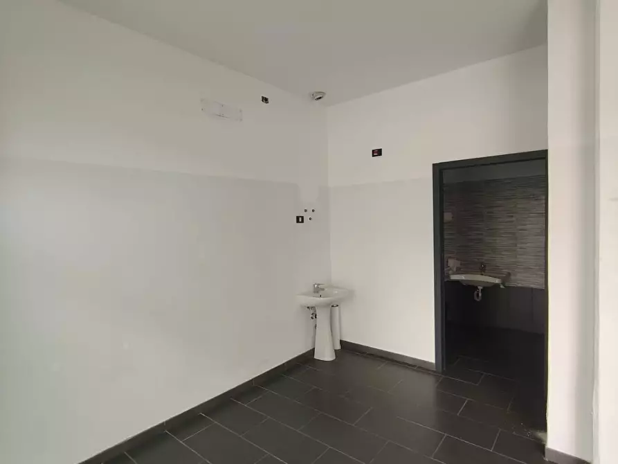 Immagine 6 di Negozio in vendita  a Sestri Levante