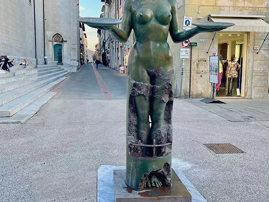 Immagine 8 di Attività commerciale in vendita  a Pietrasanta