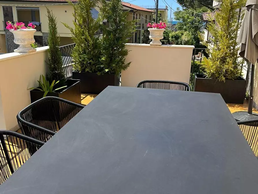 Immagine 2 di Porzione di casa in vendita  a Massa