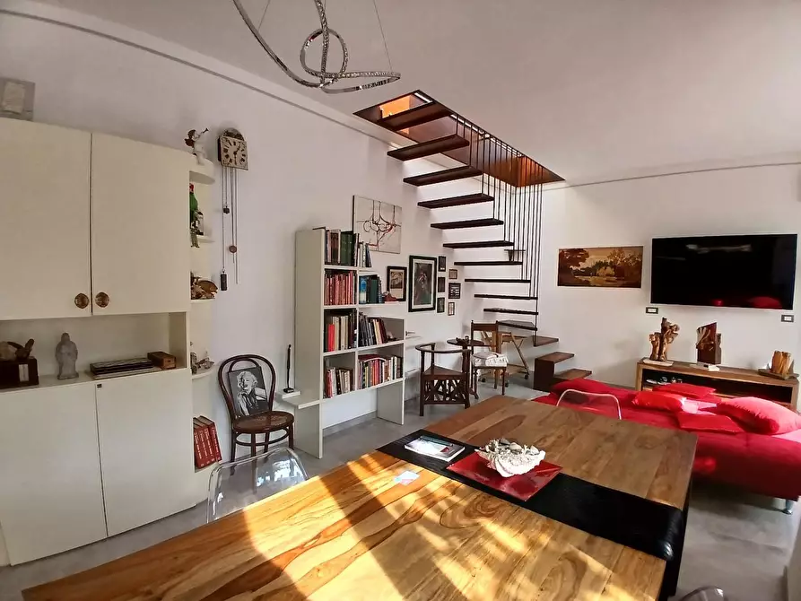 Immagine 4 di Villa in vendita  a Livorno