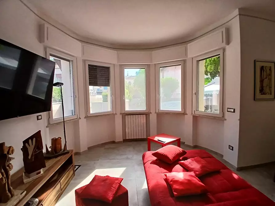 Immagine 10 di Villa in vendita  a Livorno