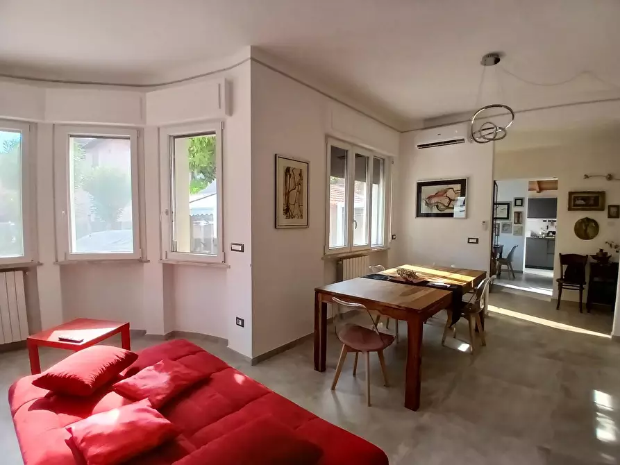 Immagine 8 di Villa in vendita  a Livorno