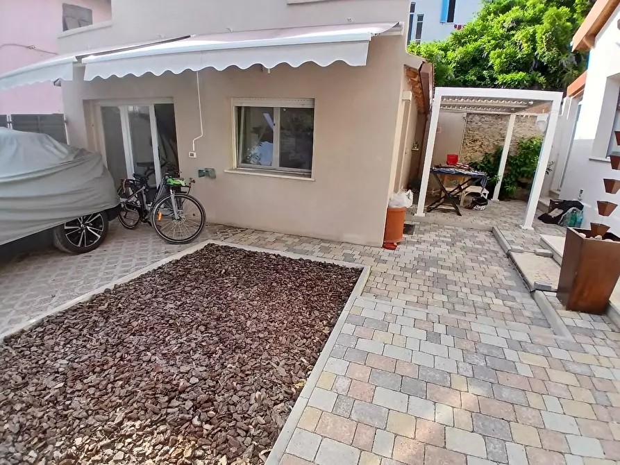 Immagine 41 di Villa in vendita  a Livorno