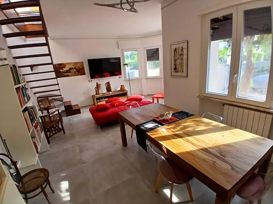 Immagine 3 di Villa in vendita  a Livorno