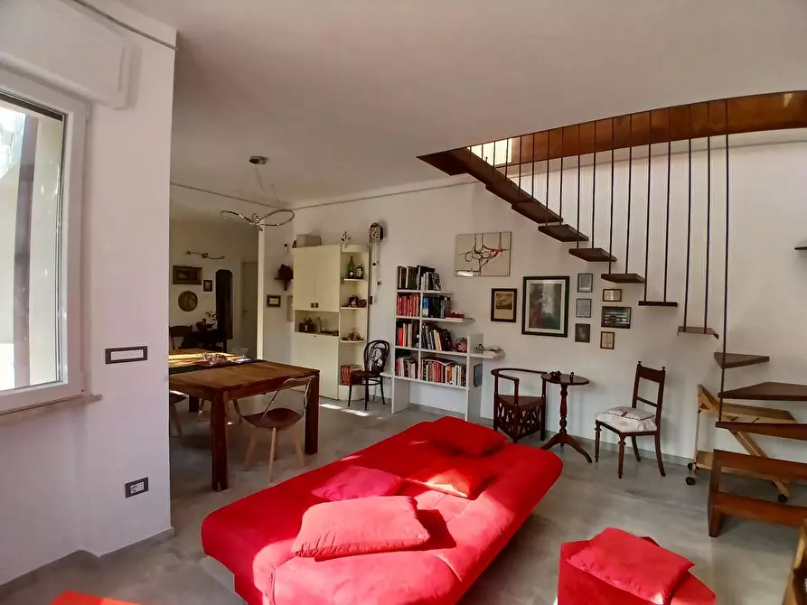 Immagine 5 di Villa in vendita  a Livorno