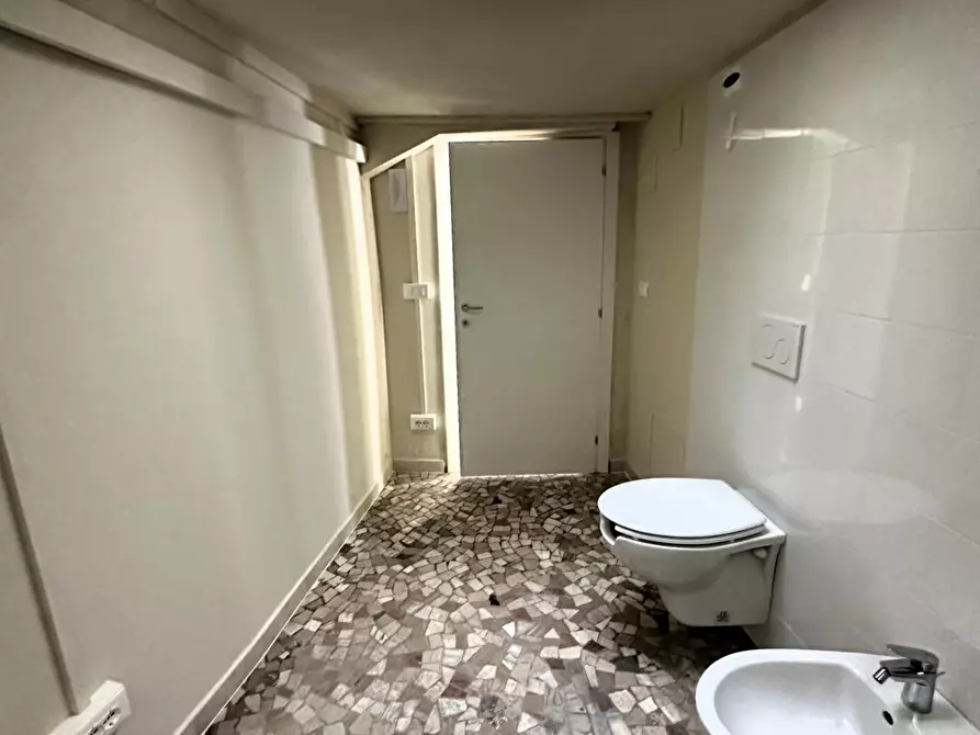 Immagine 4 di Locale commerciale in vendita  a Empoli