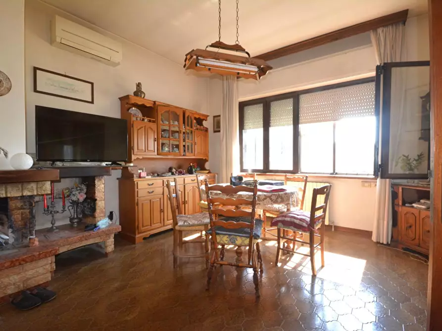 Immagine 6 di Villa in vendita  a Lucca