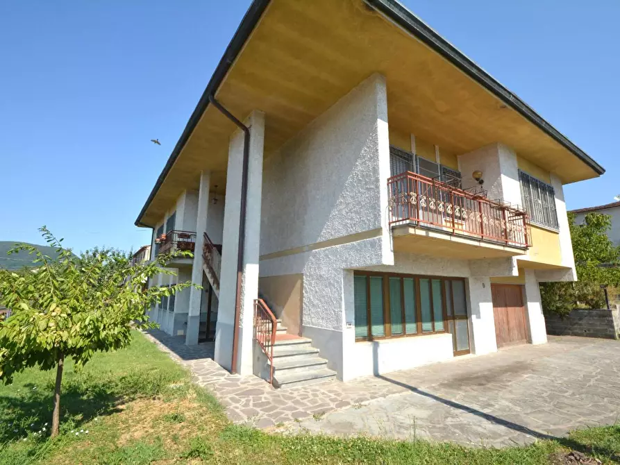 Immagine 1 di Villa in vendita  a Lucca