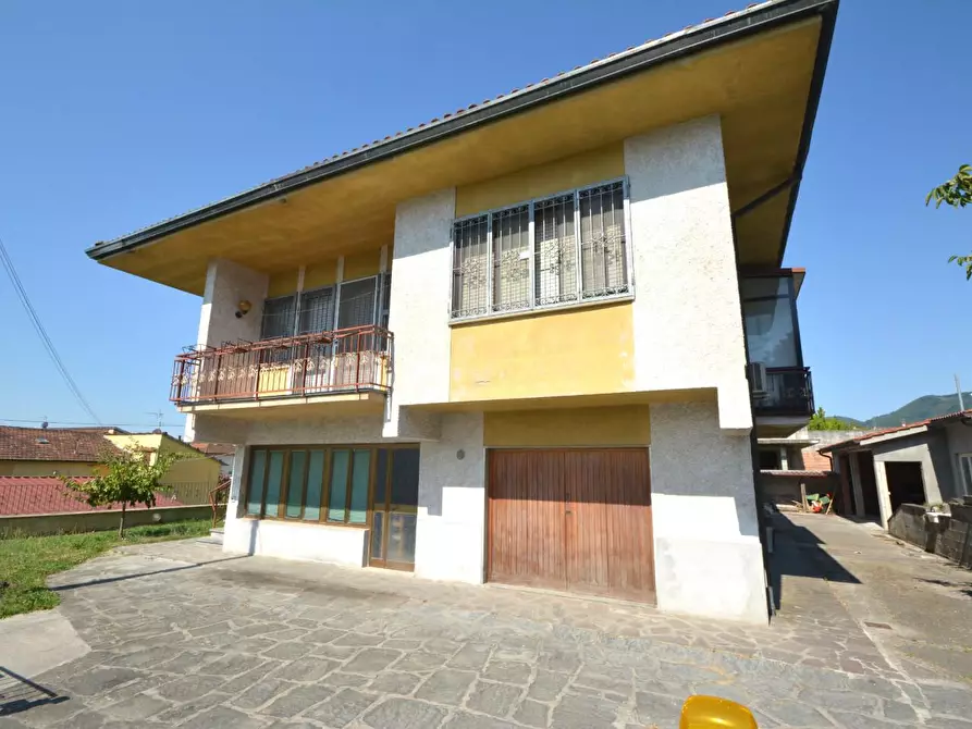 Immagine 37 di Villa in vendita  a Lucca