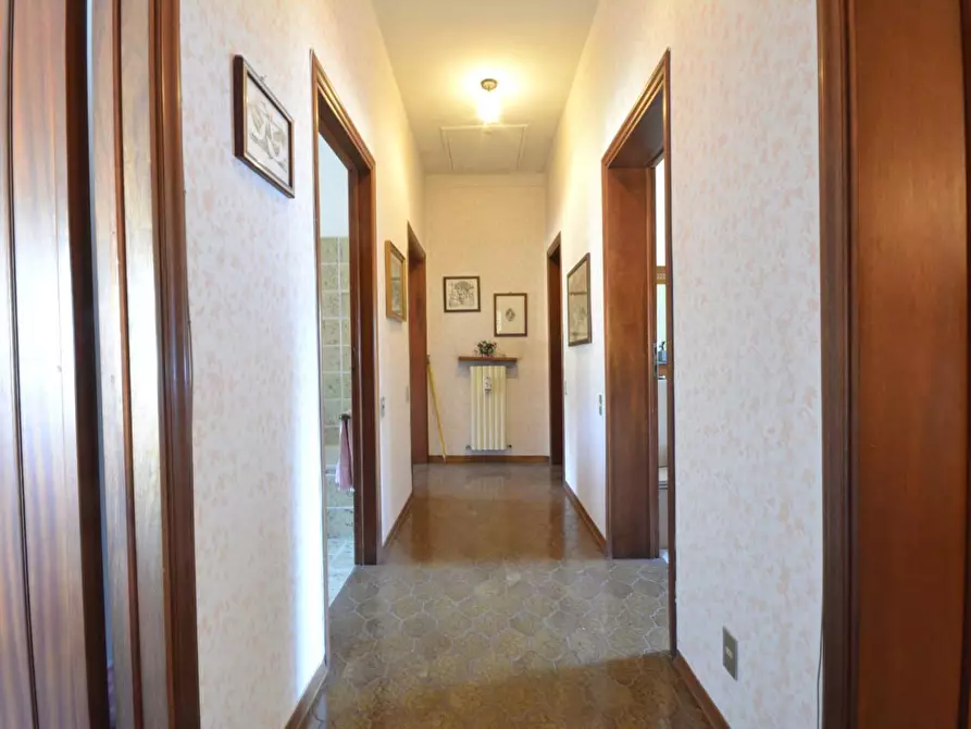 Immagine 11 di Villa in vendita  a Lucca