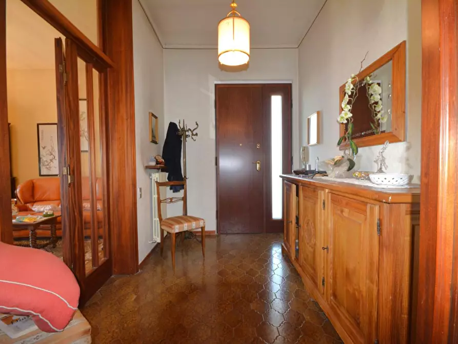 Immagine 3 di Villa in vendita  a Lucca