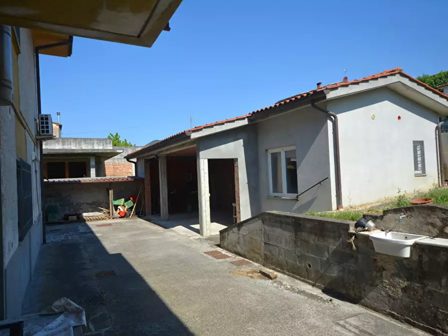 Immagine 28 di Villa in vendita  a Lucca