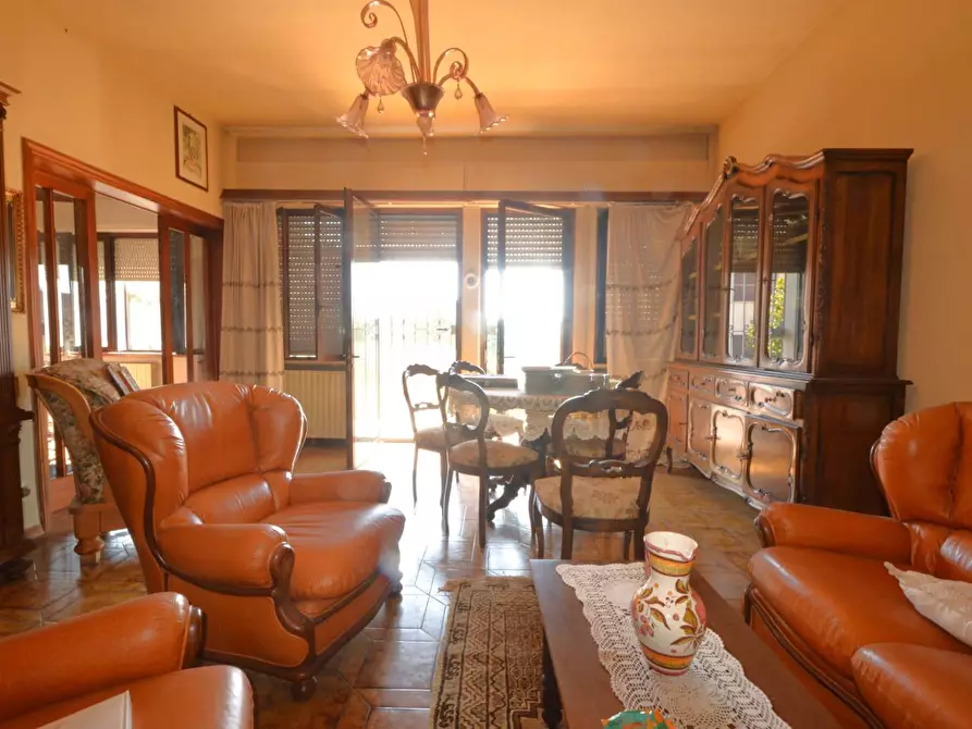 Immagine 4 di Villa in vendita  a Lucca