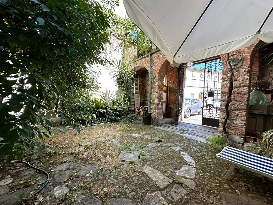 Immagine 41 di Appartamento in vendita  a Lucca