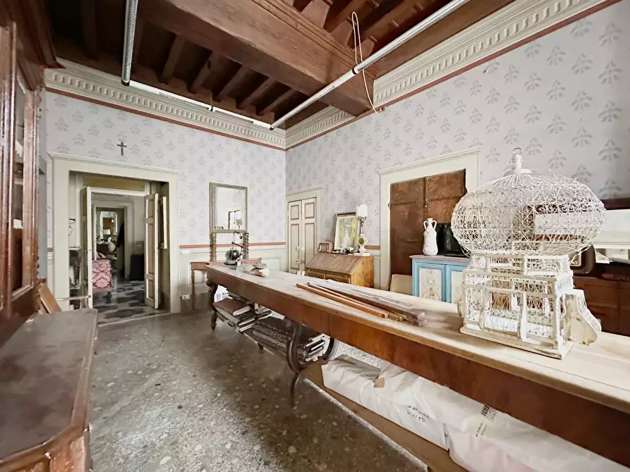 Immagine 19 di Appartamento in vendita  a Lucca